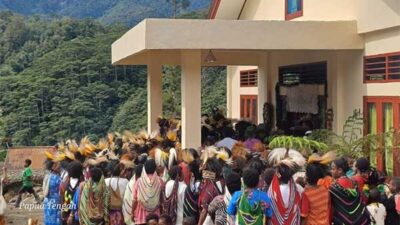 Masyarakat bersukacita merayakan peresmian Gereja Ainggigi di Kampung Aroanop / Foto : Humas PTFI
