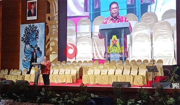 Pj Gubernur PB Ali Baham Temongmere saat menyampaikan sambutan pada momen penutupan Pesparawi ke XIV se-Tanah Papua Tingkat Papua Barat dan PBD bertempat di gedung Aimas Convention Center (ACC) Aimas, Kabupaten Sorong, Kamis (27/6/2024) malam / Foto : Suzan
