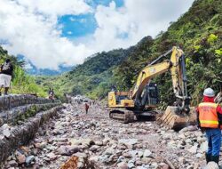 Rusak Diterjang Banjir-Longsor, PTFI “Gercep” Perbaiki Jalan-Jembatan di Kampung Waa Banti