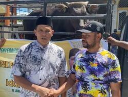 Warga Sarmi Sambut Antusias Sumbangan Hewan Qurban Paulus Waterpauw