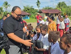 Lewat “Sambungkan Senyuman”, Telkomsel Donasi Ratusan Tas Hingga Buku Tulis di Papua