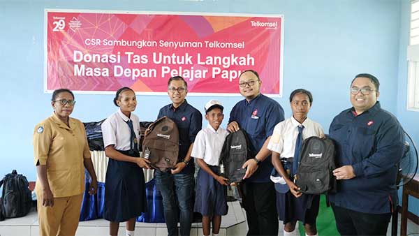 Lewat “Sambungkan Senyuman”, Telkomsel Donasi Ratusan Tas Hingga Buku Tulis di Papua 2 Telkomsel Sambungkan Senyuman ke Papua2