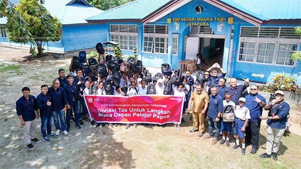 Lewat “Sambungkan Senyuman”, Telkomsel Donasi Ratusan Tas Hingga Buku Tulis di Papua 3 Telkomsel Sambungkan Senyuman ke Papua3