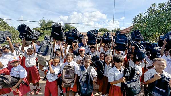 Lewat “Sambungkan Senyuman”, Telkomsel Donasi Ratusan Tas Hingga Buku Tulis di Papua 4 Telkomsel Sambungkan Senyuman ke Papua4