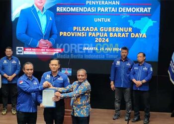 Ketua Umum Agus Harimurti Yudhoyono resmi menyerahkan langsung SK Format Parpol B1.KWK Partai Demokrat kepada Paslon Abdul Faris Umlati - Petrus Kasihiw bertempat di Auditorium Yudhoyono, Kantor DPP Partai Demokrat Jakarta, Kamis (25/7/2024) sore / Foto : KENN