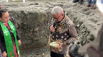 Bupati Johannes Rettob saat melakukan peletakan batu pertama pembangunan GSG Gereja GKI Ebenhazer Timika, Kabupaten Mimika, Papua Tengah, Sabtu (13/7/2024) / Foto: TIM Media JOEL