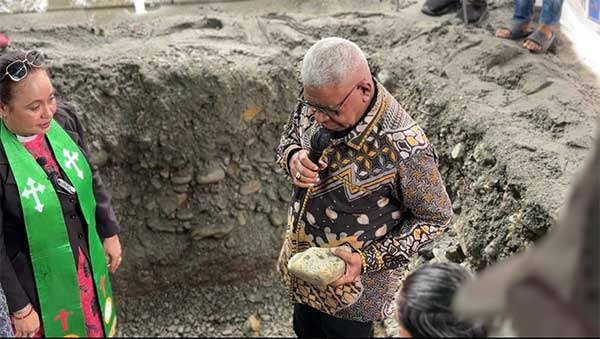 Bupati Johannes Rettob saat melakukan peletakan batu pertama pembangunan GSG Gereja GKI Ebenhazer Timika, Kabupaten Mimika, Papua Tengah, Sabtu (13/7/2024) / Foto: TIM Media JOEL