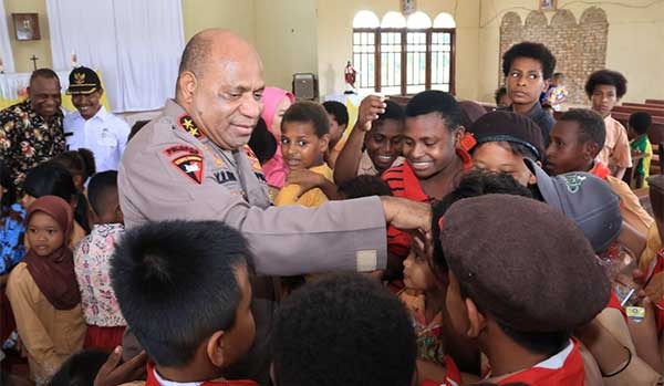 Momen Kapolda Papua Irjen Pol Mathius D. Fakhiri bersama anak-anak / Foto : Ist