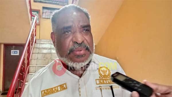Bakal Calon Wali Kota Jayapura Abisai Rollo saat memberikan keterangan pers / Foto : Surya