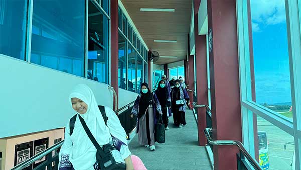 Jemaah Haji Maluku Kloter 27 Tiba dengan Selamat di Bandara Pattimura Ambon 1 Jemaah Haji Mal Kloter 27 Tiba Ambon