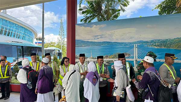 Jemaah Haji Maluku Kloter 27 Tiba dengan Selamat di Bandara Pattimura Ambon 3 Jemaah Haji Mal Kloter 27 Tiba Ambon2