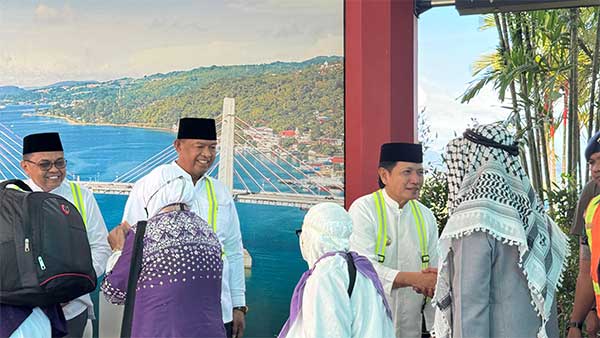 Jemaah Haji Maluku Kloter 27 Tiba dengan Selamat di Bandara Pattimura Ambon 2 Jemaah Haji Mal Kloter 27 Tiba Ambon3