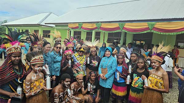 Kunjungi Anak-anak di Kwamki Narama, Ketum Ingatkan PKK Mimika Soal Program Nyata 4 Ketum TP PKK Pusat Kunjungi Kwamki Narama2