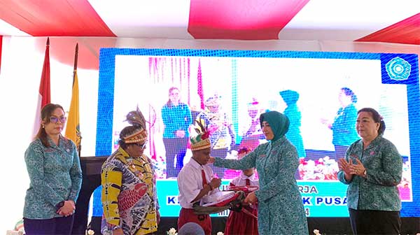 Kunjungi Anak-anak di Kwamki Narama, Ketum Ingatkan PKK Mimika Soal Program Nyata 3 Ketum TP PKK Pusat Kunjungi Kwamki Narama6