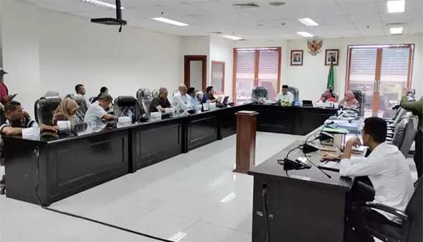 Komisi II DPRD Mal Pertamina Raker Bahas Mitan Langka