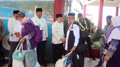 Pj Gub Mal Sambut Kedtangan Haji Kloter 27