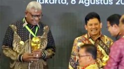 Bupati Retttob Terima Penghargaan UHC Award 2024