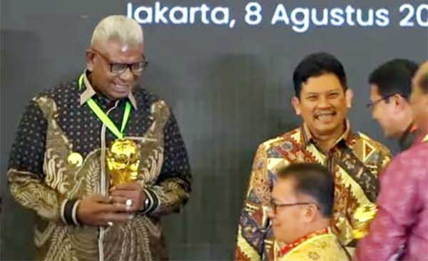 Bupati Retttob Terima Penghargaan UHC Award 2024