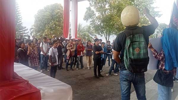 Demo Mahasiswa di DPRD Maluku Putusan MK