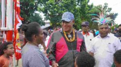 Caption: Calon Gubernur Papua, Paulus Waterpauw berbincang dengan mama-mama Papua / Foto: Tim Media PW