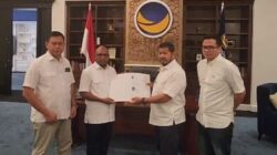 Koperwil Papua DPP Partai NasDem Roberth Rouw menyerahkan rekomendasi B1.KWK kepada pasangan Septinus Lobat - Anshar Karim sebagai Calon Wali Kota dan Wakil Wali Kota Sorong di NasDem Tower, Jakarta, Sabtu (10/8/2024)/Foto : Ist