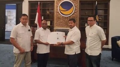 Koperwil Papua DPP Partai NasDem Roberth Rouw menyerahkan rekomendasi B1.KWK kepada pasangan Septinus Lobat - Anshar Karim sebagai Calon Wali Kota dan Wakil Wali Kota Sorong di NasDem Tower, Jakarta, Sabtu (10/8/2024)/Foto : Ist