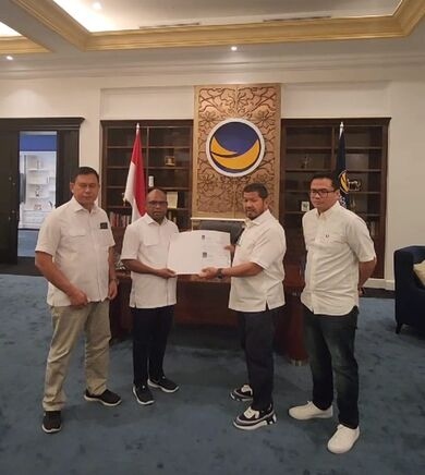 Koperwil Papua DPP Partai NasDem Roberth Rouw menyerahkan rekomendasi B1.KWK kepada pasangan Septinus Lobat - Anshar Karim sebagai Calon Wali Kota dan Wakil Wali Kota Sorong di NasDem Tower, Jakarta, Sabtu (10/8/2024)/Foto : Ist