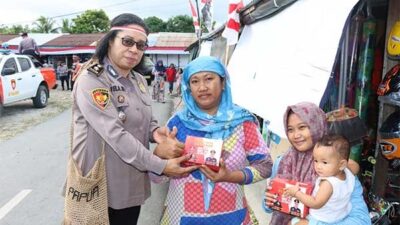 Gebyar HUT ke 79 RI, Polda Papua Bagikan 5000 Paket Kue Gratis di Biak