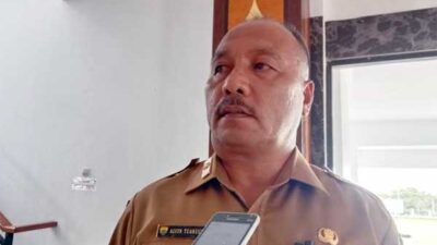 Sekda SBB Leverne A. Tuasuun saat menyampaikan keterangan pers kepada awak media / Foto : Ist