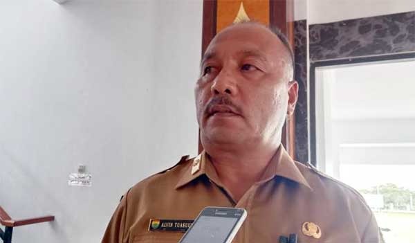 Sekda SBB Leverne A. Tuasuun saat menyampaikan keterangan pers kepada awak media / Foto : Ist