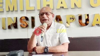 Ketua KPU Papua Steve Dumbon saat memberikan keterangan pers / Foto : Surya