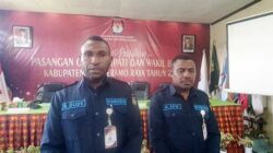 Ketua KPU Mamberamo Raya Barnabas Dude (kiri) didamping Kordiv Teknis dan Penyelenggara Metu Kowi saat memberikan keterangan pers, Selasa (27/8/2024) / Foto : Ist