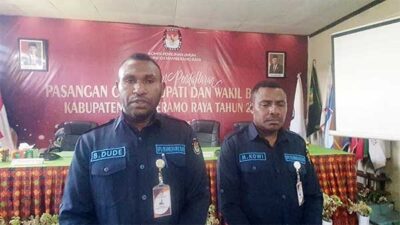 Ketua KPU Mamberamo Raya Barnabas Dude (kiri) didamping Kordiv Teknis dan Penyelenggara Metu Kowi saat memberikan keterangan pers, Selasa (27/8/2024) / Foto : Ist