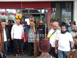 Tiba di Jayapura, Jhon Tabo-Ones Pahabol Disambut Ratusan Simpatisan