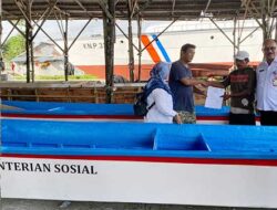 Kemensos Beri Bantuan Perahu ke Nelayan Ambon