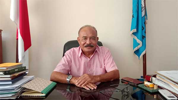Kepala SMAN 1 Ambon Drs A.R. Tahalele M.Pd
