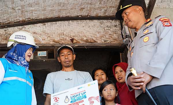 PLN Nyalakan 7.357 Listrik Rumah Kel TM3