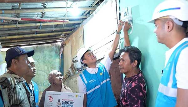 PLN Nyalakan 7.357 Listrik Rumah Kel TM4