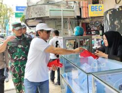 Bagikan Bendera Merah Putih, Begini Pesan Pj. Gubernur Maluku