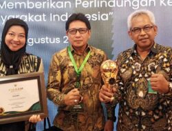 Maluku Capai Target 95%, Pj Gubernur Sadali Terima Penghargaan UHC 2024