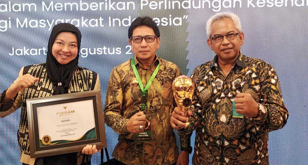 Pj Gub Mal Terima UHC Award 2024