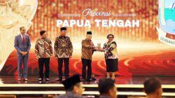 Pj Gub PT Terima UHC Award 2024