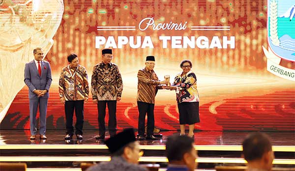 Pj Gub PT Terima UHC Award 2024