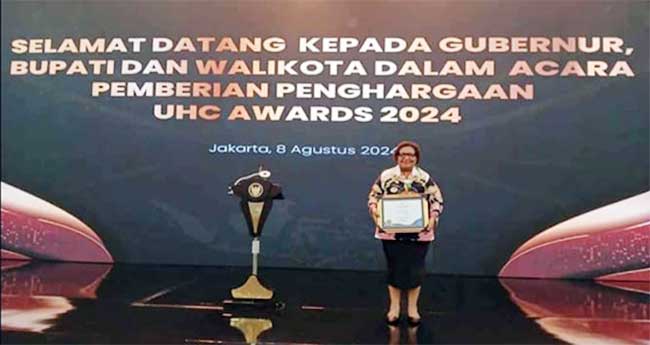 Pj Gub PT terima UHC Award 2024 2