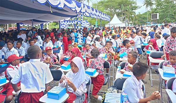 1000 Orang Terlibat Ujicoba Makan Siang Bergizi di Waisai, Ini Harapan KASAL 1 TNI AL Giat Makan Bergizi di Waisai