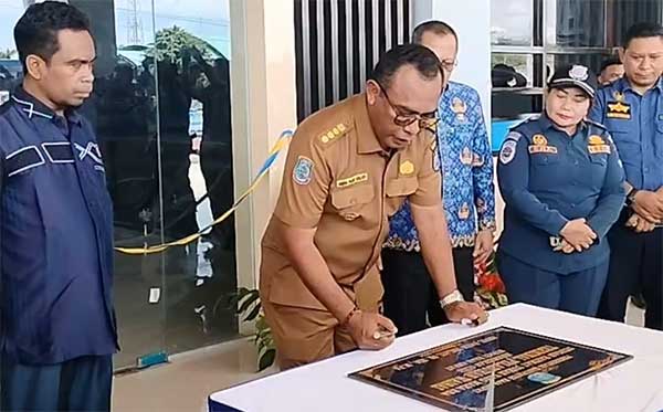 Bupati AFU Resmi Terminal Penumpang Pel Waisai