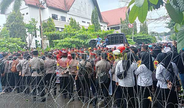 Responi Aksi Penolakan Putusan MRPBD, Tim Hukum ARUS Layangkan Surat Keberatan 3 Demo Tolak Putusan MRPBD 1