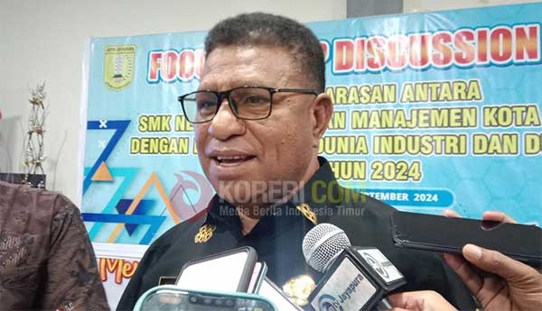 Kepala SMKN 2 Bisnis dan Manejemen Kota Jayapura Elia Waromi / Foto : Surya