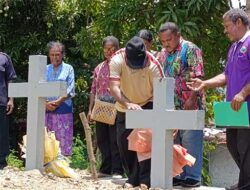 Maju Pilkada Papua, Cagub Matius Fakhiri Lakukan Ziarah Makam di Sentani