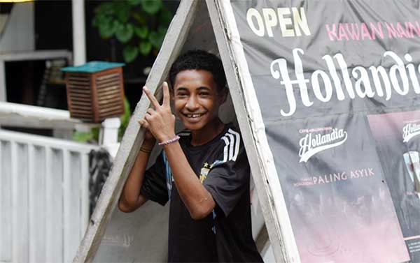 Warga Antusias, Salam 2 Jari Warnai Konvoi Pilkada Damai Papua 2024 3 Warga Kota JPR Antusias Lambai 2 jari